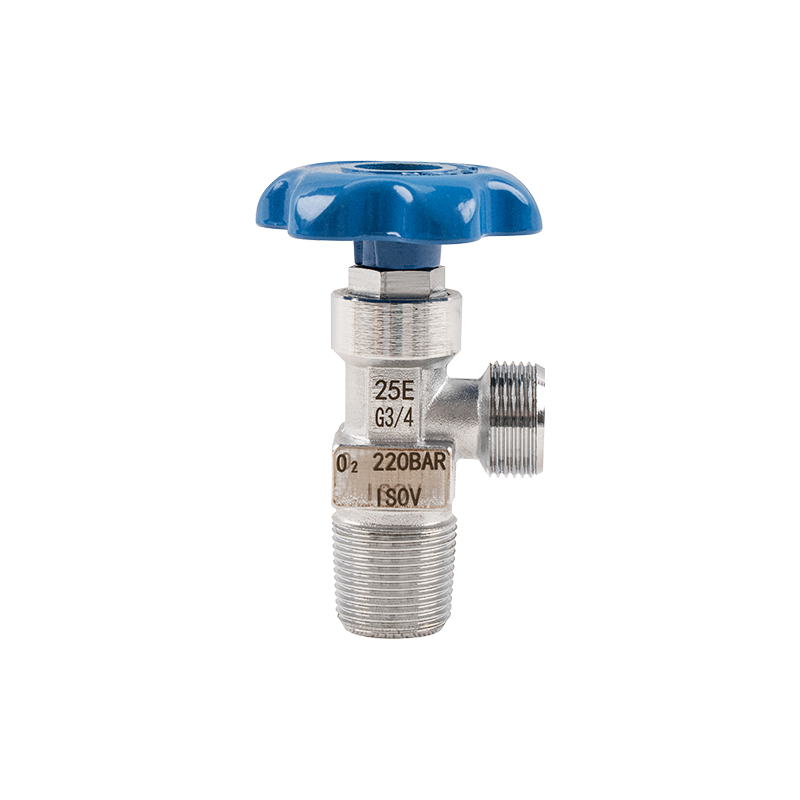 How do carbon dioxide valves handle temperature fluctuations, especially in low-temperature applications like cryogenic storage?